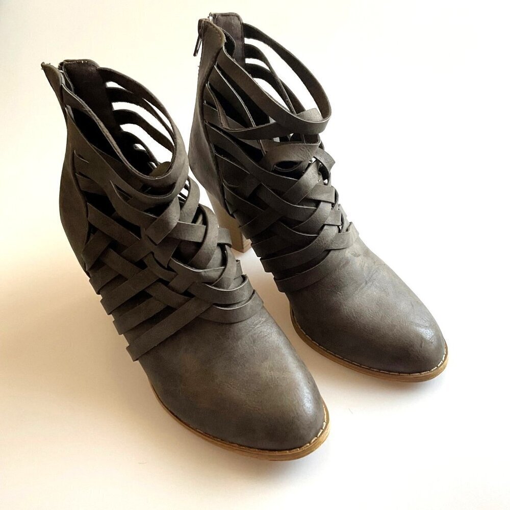 MI IM Urban-05 Strappy Cut Out Ankle BoSTRAPPY CHUNKY MI IM URBAN-05 ANKLE BOOTS